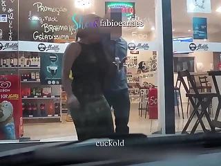 Maduro saindo com casal Cuckold a Hotwife namorando na frente do corno